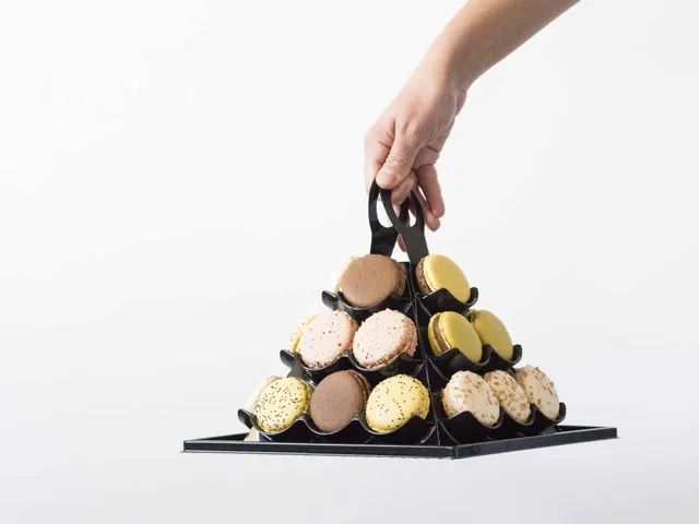 nicolas-bernard-pyramides-macarons-assortiment-p-tisserie image 1