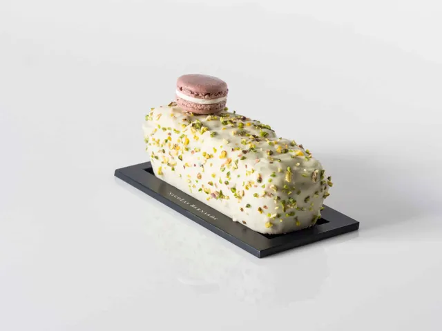 nicolas-bernard-cake-pistache-griottes-g-teau-voyage image 1