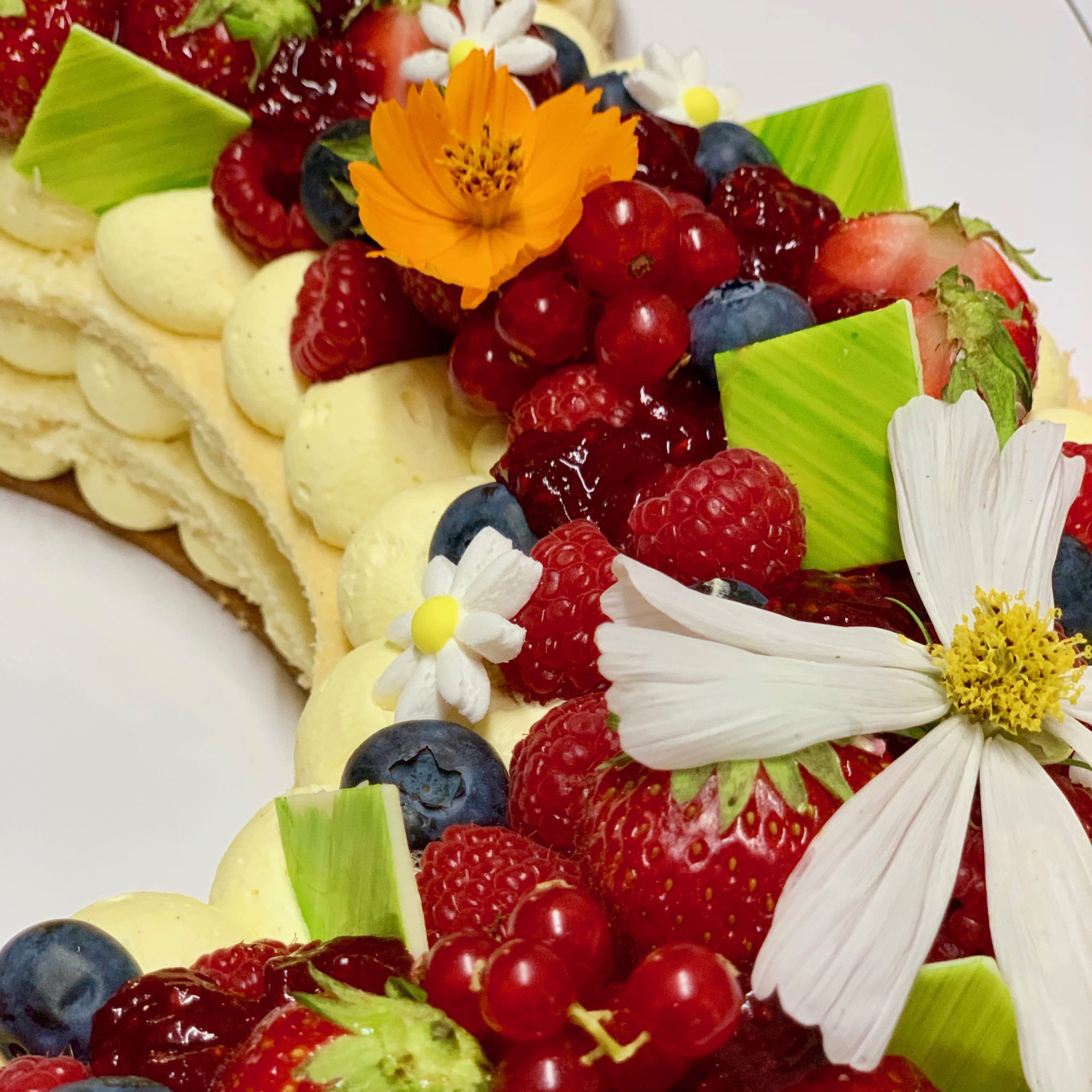 hawecker-number-cake-entremet-chiffre-vanille-fruits-rouges image 4